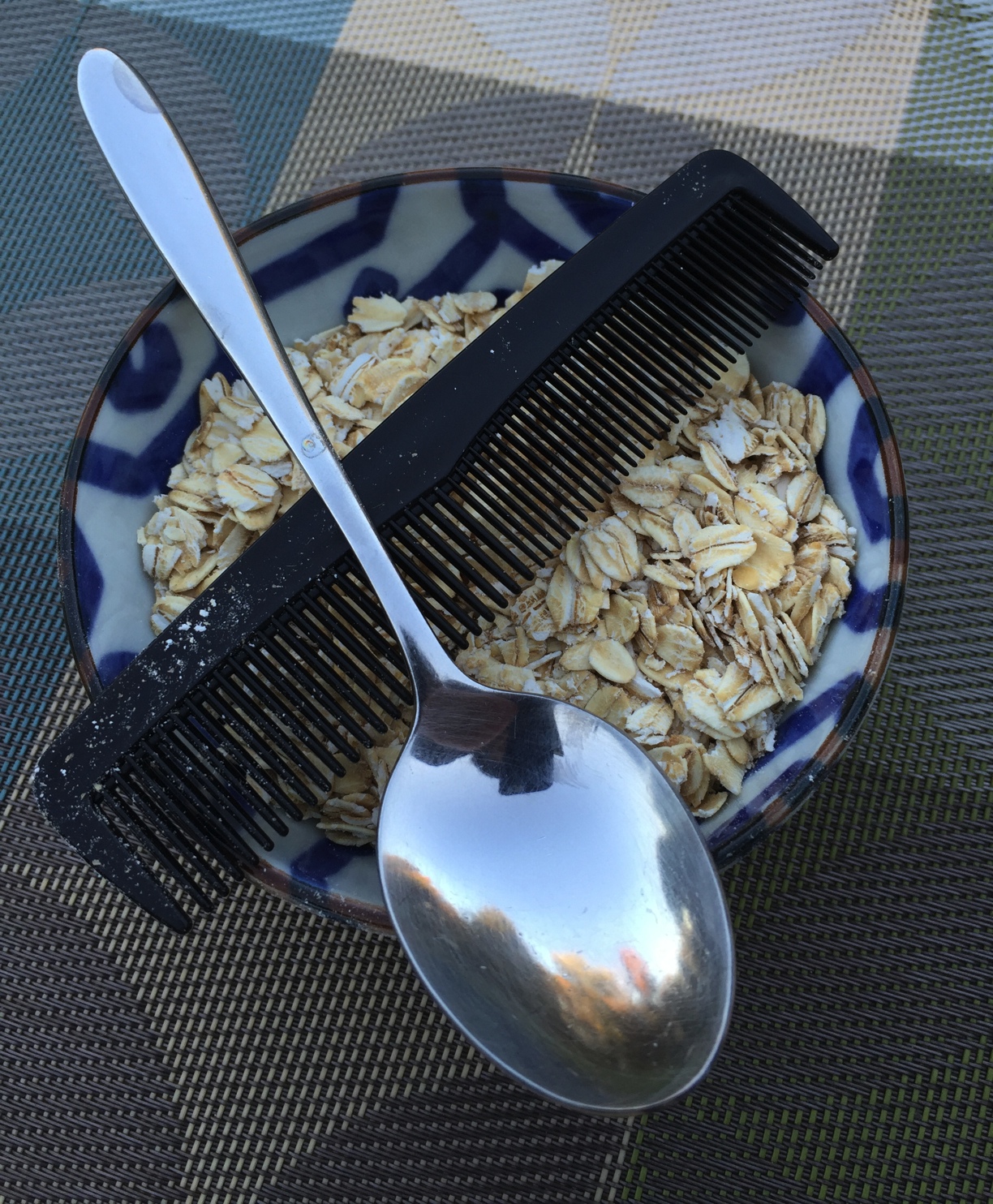 Bowl-of-Oatmeal-with-Comb-and-Spoon